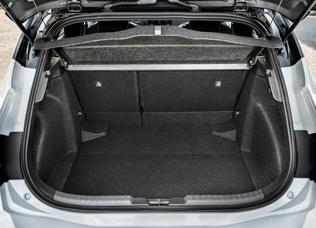 Krátký hatchback má objem kufru 361 l (hybridní 313 l).