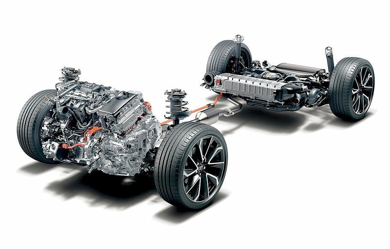 Baterie HV hybridů uložená pod zadními sedadly může být být typu NiMh nebo Li-Ion, a to v závislosti na motorizaci a ročníku. Ve výsledku je to jedno, tankujete jen benzin a o hospodaření s energií se auto stará samo.