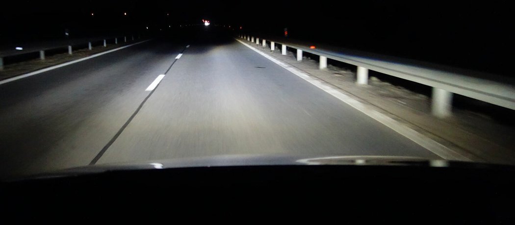 Statické halogeny Bi-LED s projektorem nepotěší krátkým potkávacím světlem, které u středové dělicí čáry osvětluje prostor jen asi na dvě délky auta