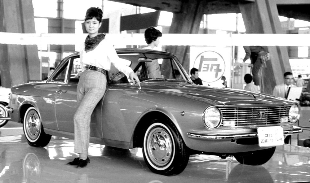 V roce 1963 představila Toyota na tokijském autosalonu koncept pohledného dvoudveřového kupé Corona Sports Coupé. Sériově se nevyrábělo.  