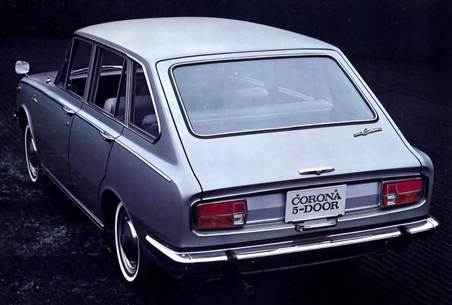 Pětidveřový hatchback Corona (série 56) měl zadní víko zvedané nahoru společně se zadním oknem.