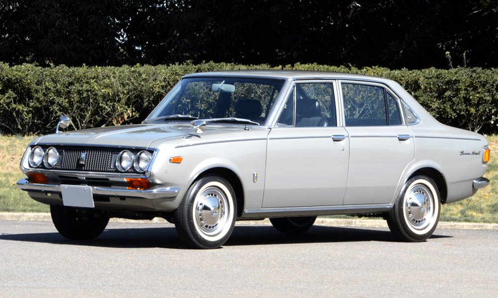 V září 1968 představila Toyota model Corona Mark II, který byl o něco větší než Corona a měl vyšší úroveň výbavy.
