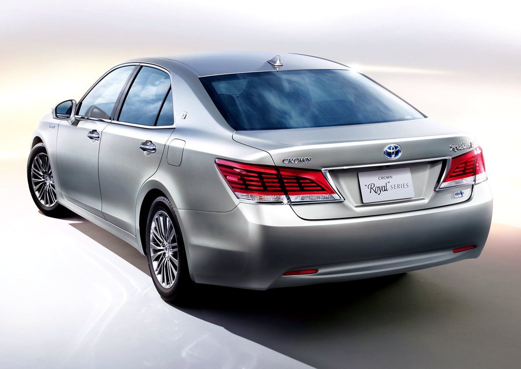 Toyota Crown Hybrid Royal Saloon (2013)