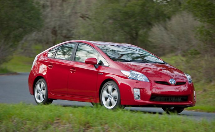 Toyota už prodala více než 8 milionů hybridů, které ušetřily miliardy litrů paliva