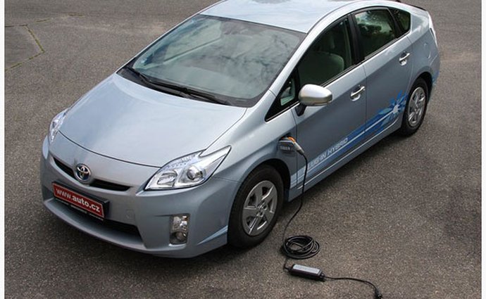 toyota elektromobil hybrid testy