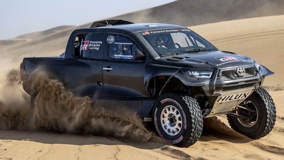 Toyota představila nový Hilux na Dakar, motor má z nového Land Cruiseru