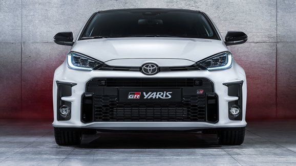 Toyota GR Yaris oficiálně: Prcek zrozený pro zábavu má čtyřkolku a nejsilnější tříválec světa