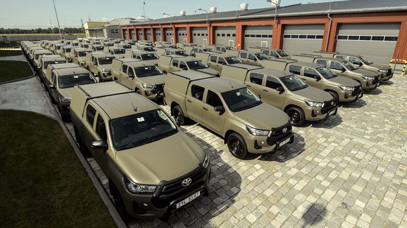 Armáda dosud převzala 280 nových terénních vozů Toyota Hilux