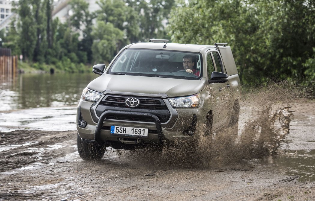 Toyota Hilux 2.4 D-4D pro Armádu České republiky