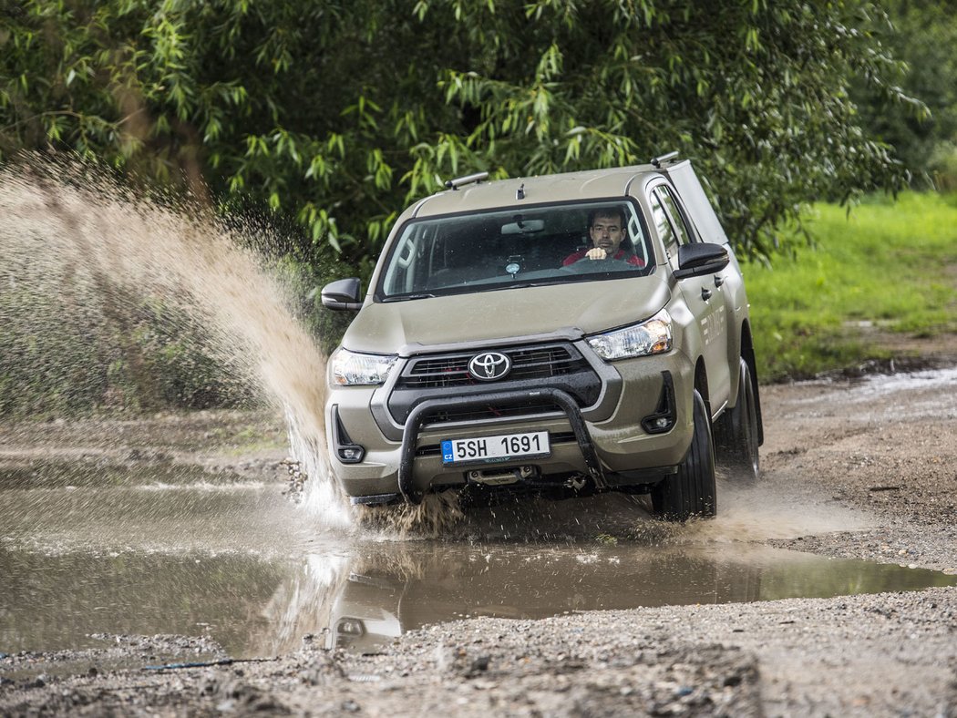 Toyota Hilux 2.4 D-4D pro Armádu České republiky