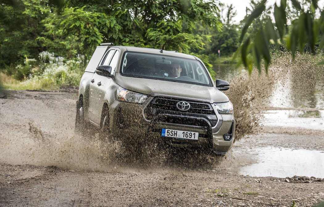 Toyota Hilux 2.4 D-4D pro Armádu České republiky