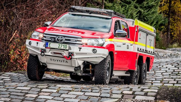 Hasiči dostali speciální Hilux 6x6 pro boj s požáry elektromobilů