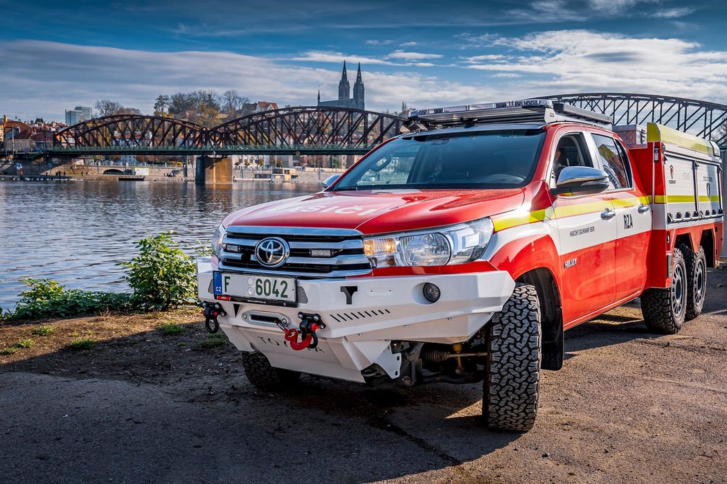 Toyota Hilux 6x6