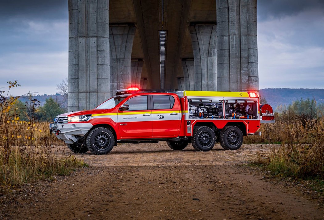 Toyota Hilux 6x6