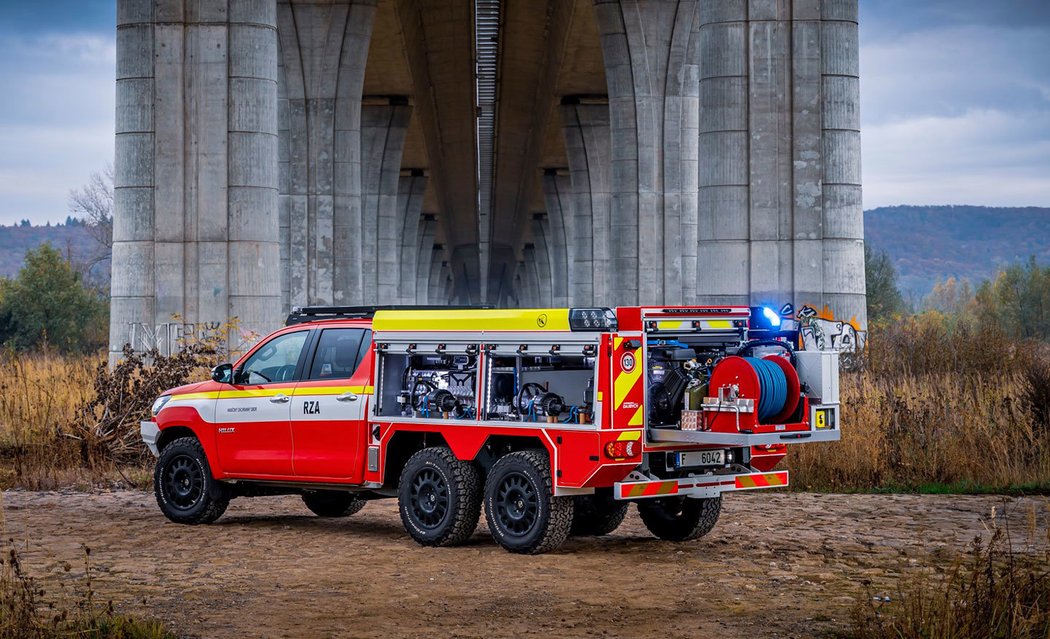 Toyota Hilux 6x6