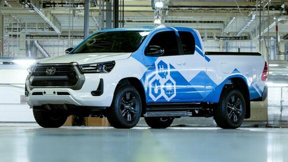 Toyota představila prototyp vodíkového pick-upu Hilux. Dojezd přes 600 km!