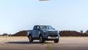Toyota shodila 760kilový karavan z devíti metrů na elektrický Hilux Toyota shodila 760kilový karavan z devíti metrů na elektrický Hilux