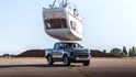 Toyota shodila 760kilový karavan z devíti metrů na elektrický Hilux Toyota shodila 760kilový karavan z devíti metrů na elektrický Hilux