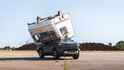Toyota shodila 760kilový karavan z devíti metrů na elektrický Hilux Toyota shodila 760kilový karavan z devíti metrů na elektrický Hilux