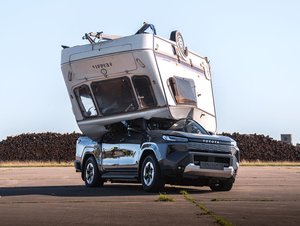Toyota shodila 760kilový karavan z devíti metrů na elektrický Hilux. Pick-up pak odjel