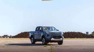 Toyota shodila 760kilový karavan z devíti metrů na elektrický Hilux Toyota shodila 760kilový karavan z devíti metrů na elektrický Hilux