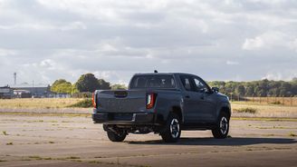 Toyota shodila 760kilový karavan z devíti metrů na elektrický Hilux Toyota shodila 760kilový karavan z devíti metrů na elektrický Hilux