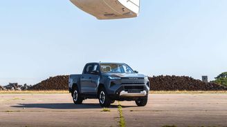 Toyota shodila 760kilový karavan z devíti metrů na elektrický Hilux Toyota shodila 760kilový karavan z devíti metrů na elektrický Hilux