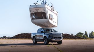 Toyota shodila 760kilový karavan z devíti metrů na elektrický Hilux Toyota shodila 760kilový karavan z devíti metrů na elektrický Hilux