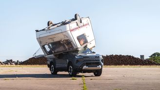 Toyota shodila 760kilový karavan z devíti metrů na elektrický Hilux Toyota shodila 760kilový karavan z devíti metrů na elektrický Hilux
