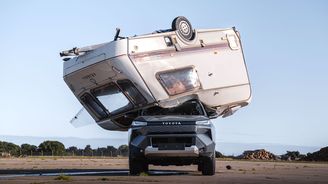 Toyota shodila 760kilový karavan z devíti metrů na elektrický Hilux Toyota shodila 760kilový karavan z devíti metrů na elektrický Hilux