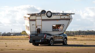 Toyota shodila 760kilový karavan z devíti metrů na elektrický Hilux Toyota shodila 760kilový karavan z devíti metrů na elektrický Hilux