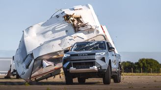 Toyota shodila 760kilový karavan z devíti metrů na elektrický Hilux Toyota shodila 760kilový karavan z devíti metrů na elektrický Hilux
