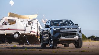 Toyota shodila 760kilový karavan z devíti metrů na elektrický Hilux Toyota shodila 760kilový karavan z devíti metrů na elektrický Hilux