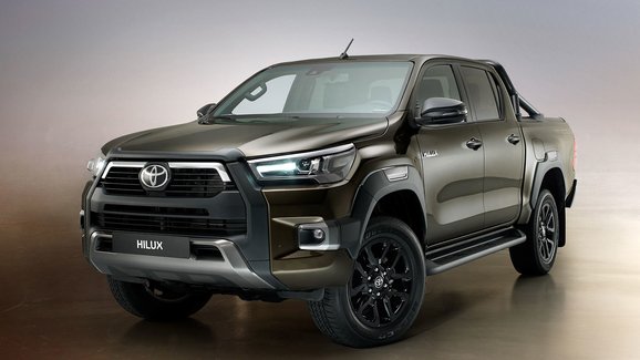 Toyota Hilux dostala facelift. Pod novou maskou má teď silnější turbodiesel