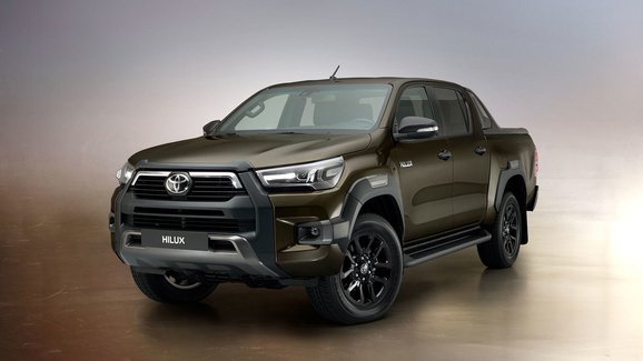 Modernizovaná Toyota Hilux odhaluje české ceny. Drsnější výraz pořídíte s novým motorem