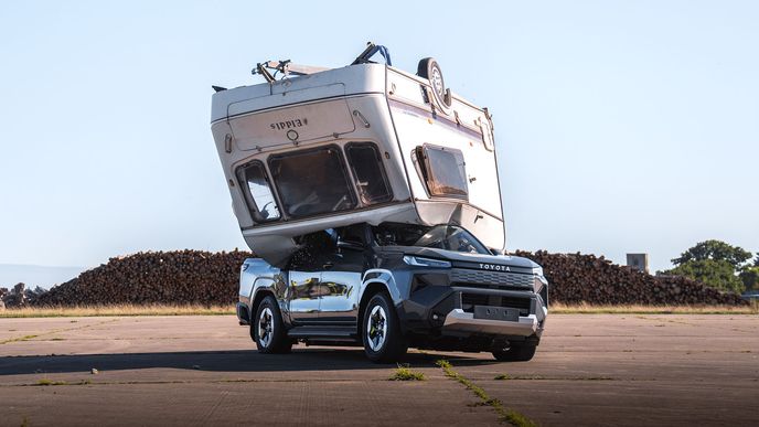 Toyota shodila 760kilový karavan z devíti metrů na elektrický Hilux Toyota shodila 760kilový karavan z devíti metrů na elektrický Hilux