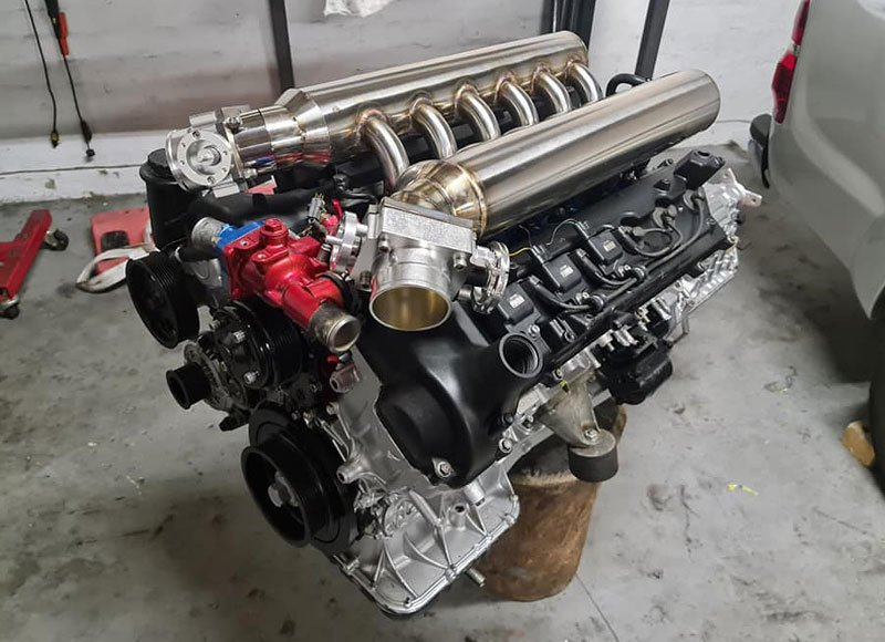 Toyota Hilux V12 Twin-Turbo