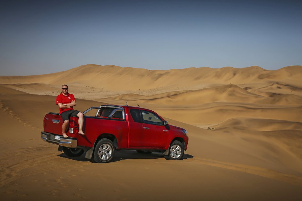 Namibijský písek je hodně jemný a měkký, pneumatiky proto před vjezdem do pouště upouštíme až na 0,8 baru, aby se hilux nebořil