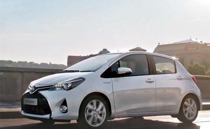 Reklamy, které stojí za to: Toyota Yaris Hybrid zpívá v ulicích Prahy
