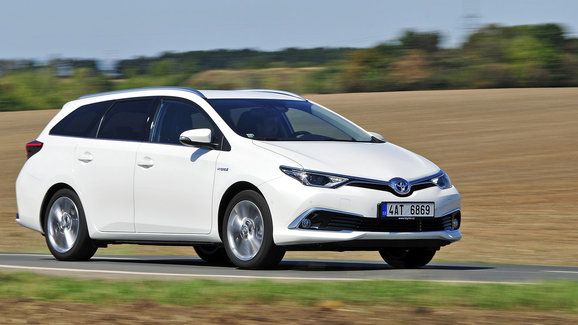 Ojetá Toyota Auris Hybrid E180 (2012 - 2019): Kdo potřebuje diesel?