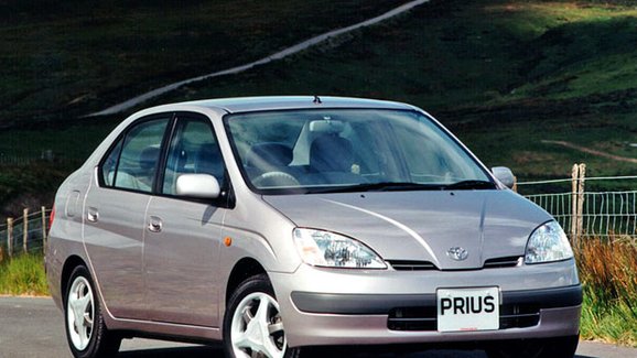 Toyota Prius XW10 (1997-2003): První hromadně vyráběný hybrid světa má 20 let!