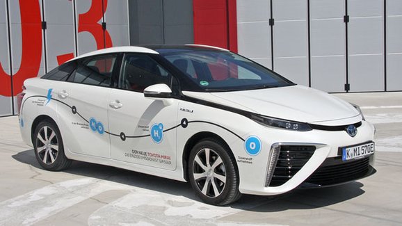 TEST Poprvé za volantem vodíkové Toyoty Mirai. Je tohle budoucnost?