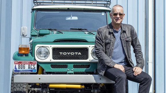 Tom Hanks prodává zajímavou Toyotu Land Cruiser. Pod klasickou karoserií má moderní techniku