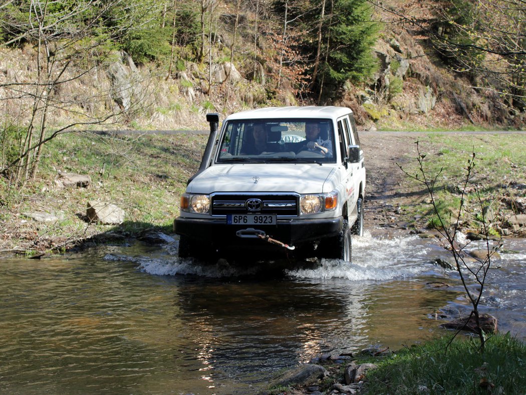 Toyota Land Cruiser 76