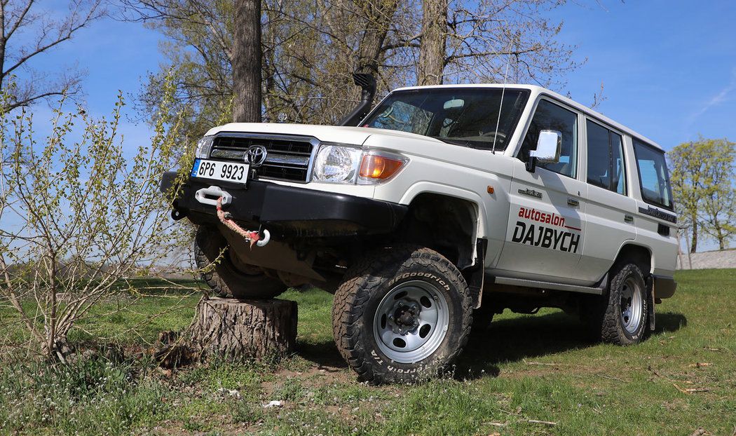 Toyota Land Cruiser 76