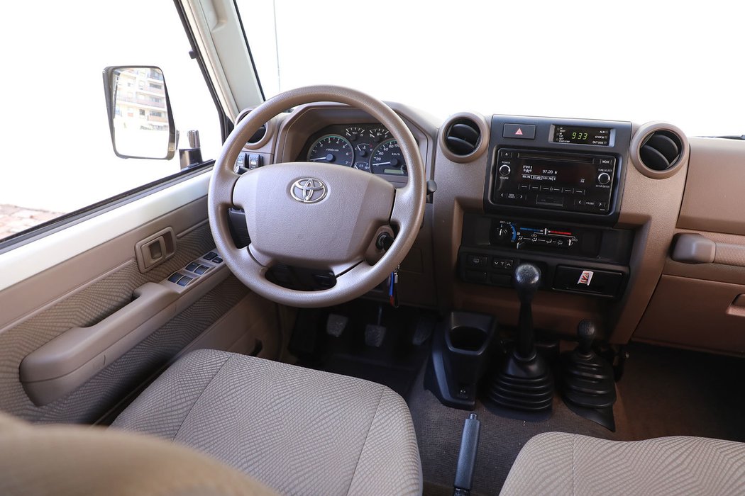 Toyota Land Cruiser 76