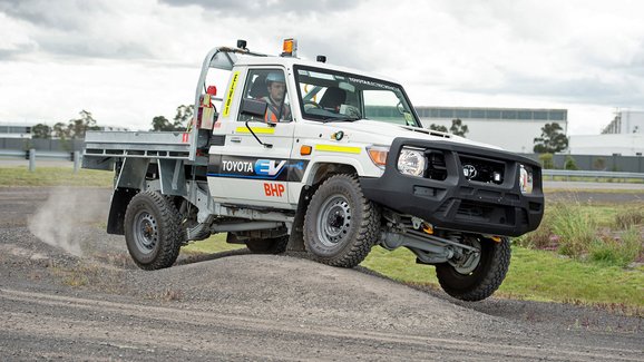 Toyota zvažuje elektrický Land Cruiser 70, prototyp jezdí v dolech