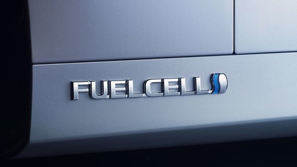 Toyota začne příští rok prodávat v ČR auto na vodík