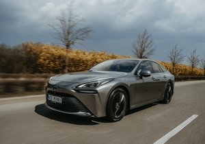 Mirai je sedan, a to o délce 4975 milimetrů s pohonem zadních kol postavený na nové platformě GA-L. Disponuje celkovým výkonem 134 kW, což mu umožňuje zrychlení z nuly na sto za devět sekund. Vodíkové palivo o hmotnosti 5,6 kilogramu pojmou tři vysokotlaké zásobníky.