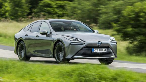 TEST Toyota Mirai FCEV – Vodíková budoucnost nevypadá špatně, ale…